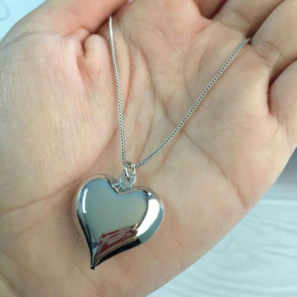 Cadena Plateada con Corazón