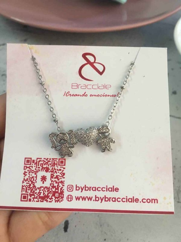 Cadena Plateada con Niños