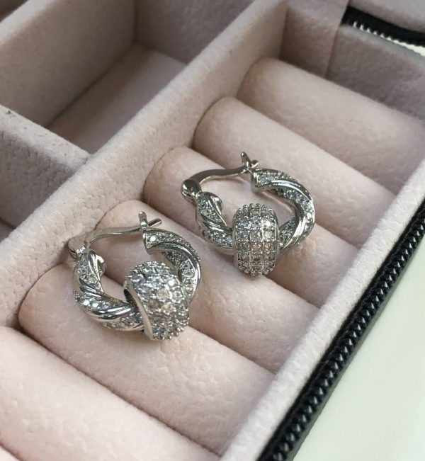 Argollas Plateadas con Circones y Colgantes Brillantes