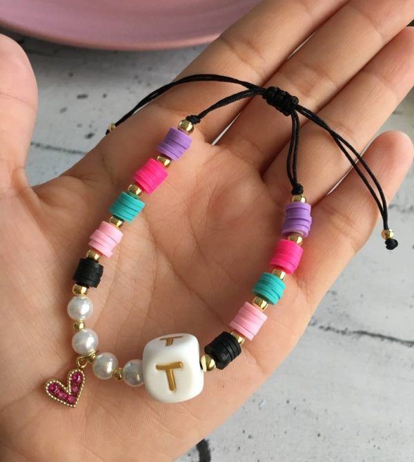 Pulsera Ajustable de Gomitas con Inicial T y Corazón